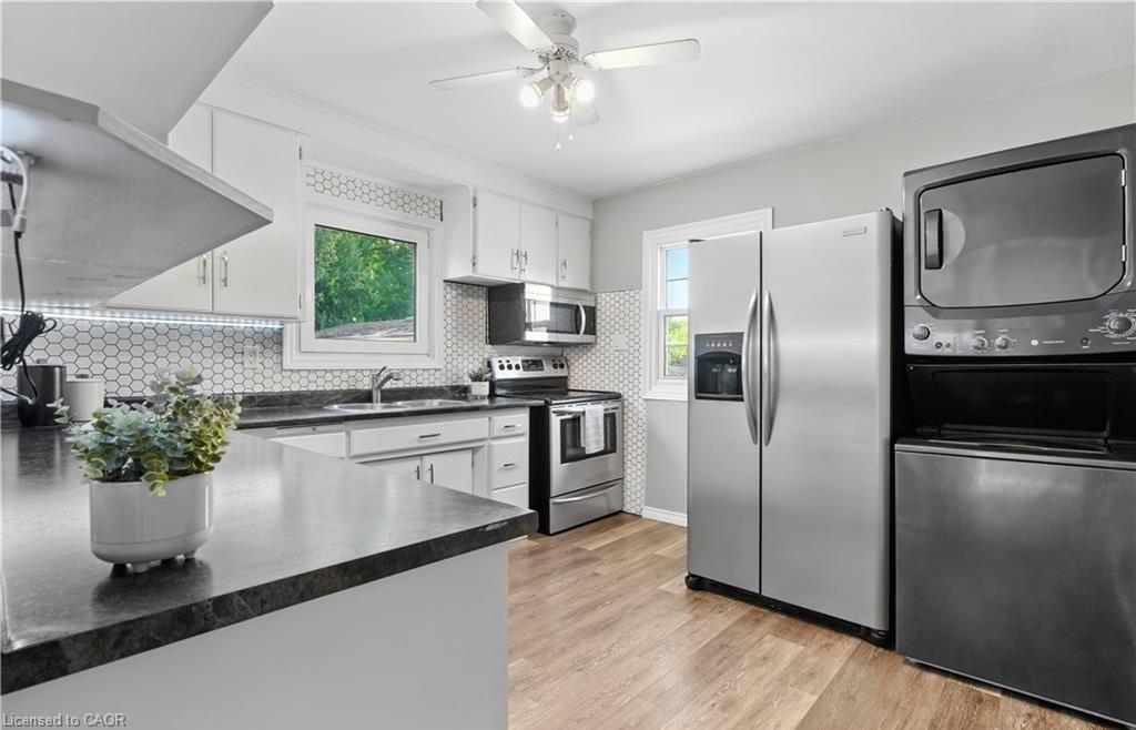 Unit B-154 Montgomery Road, Kitchener, ON - Indoor Photo Showing Kitchen