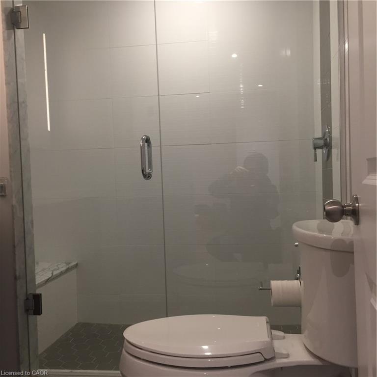 2-122 Macassa Avenue, Hamilton, ON - Indoor Photo Showing Bathroom