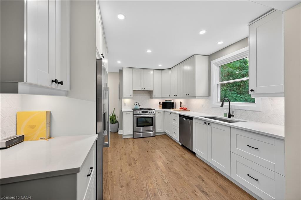 233 Townsend Avenue, Burlington, ON - Indoor Photo Showing Kitchen With Double Sink With Upgraded Kitchen