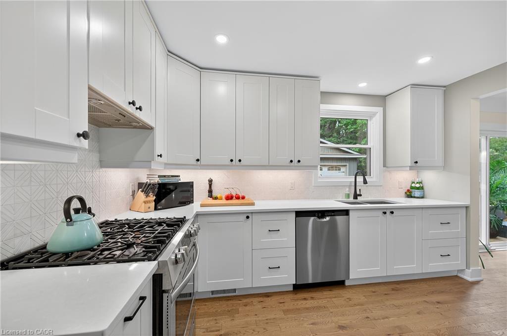 233 Townsend Avenue, Burlington, ON - Indoor Photo Showing Kitchen With Upgraded Kitchen