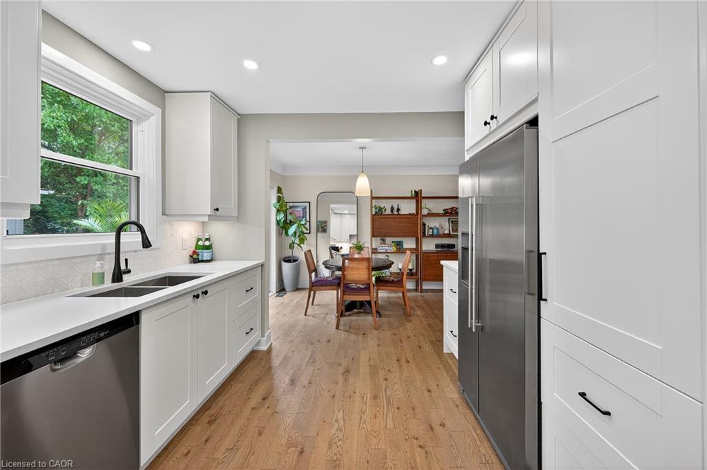233 Townsend Avenue, Burlington, ON - Indoor Photo Showing Kitchen With Double Sink With Upgraded Kitchen