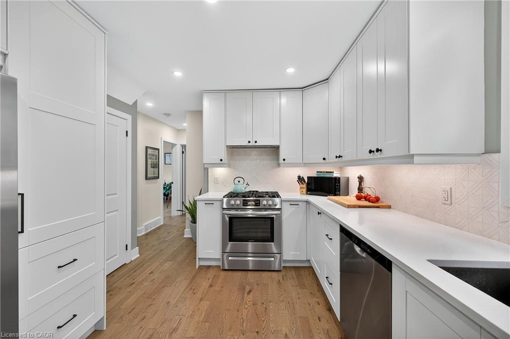233 Townsend Avenue, Burlington, ON - Indoor Photo Showing Kitchen With Upgraded Kitchen