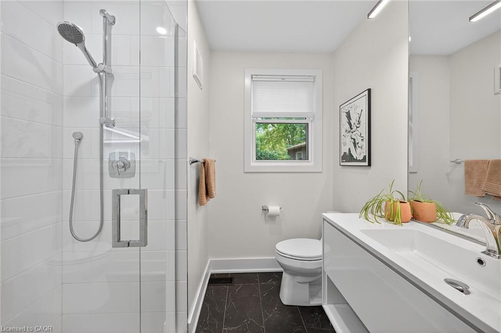 233 Townsend Avenue, Burlington, ON - Indoor Photo Showing Bathroom