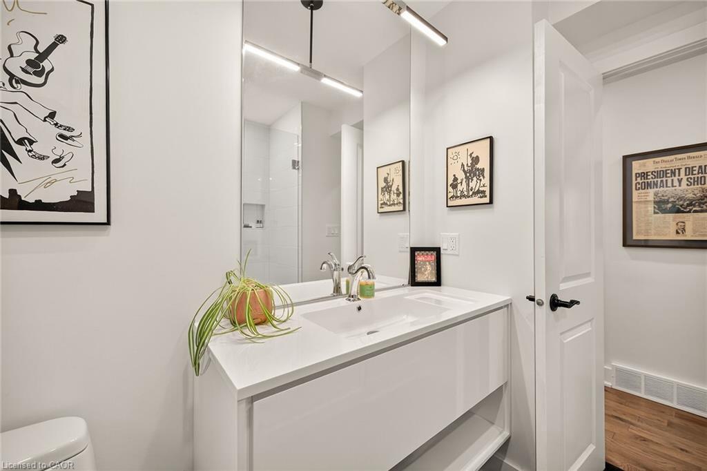 233 Townsend Avenue, Burlington, ON - Indoor Photo Showing Bathroom