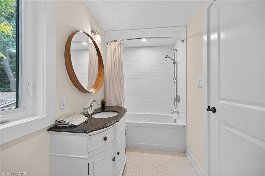 233 Townsend Avenue, Burlington, ON - Indoor Photo Showing Bathroom