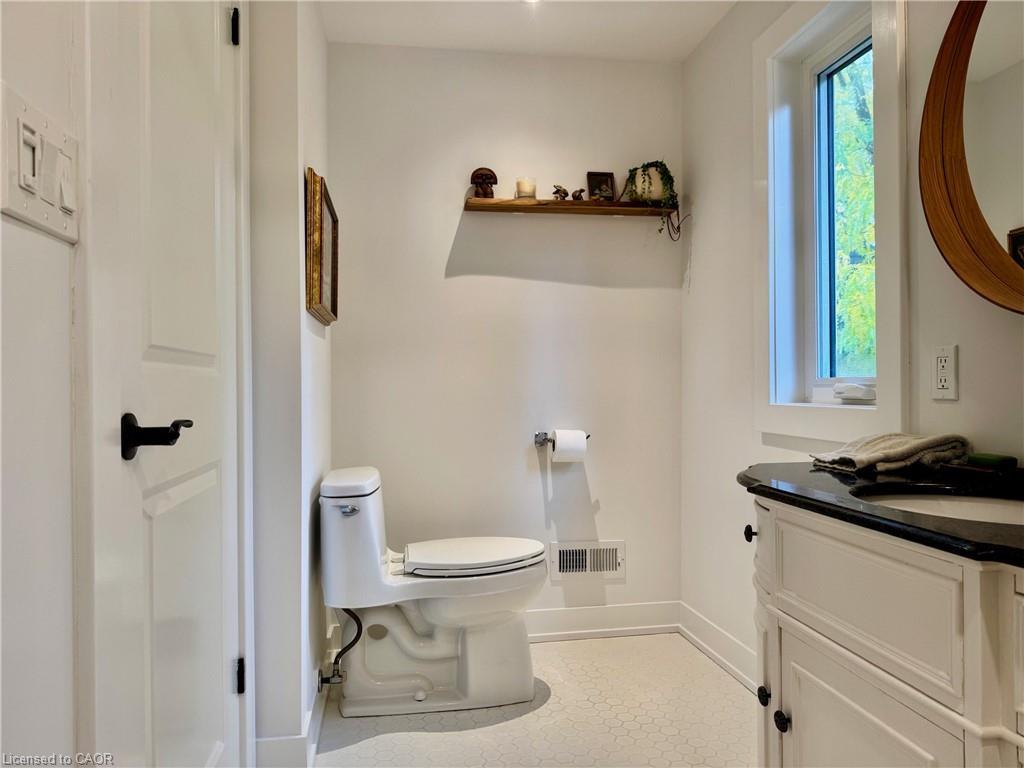 233 Townsend Avenue, Burlington, ON - Indoor Photo Showing Bathroom