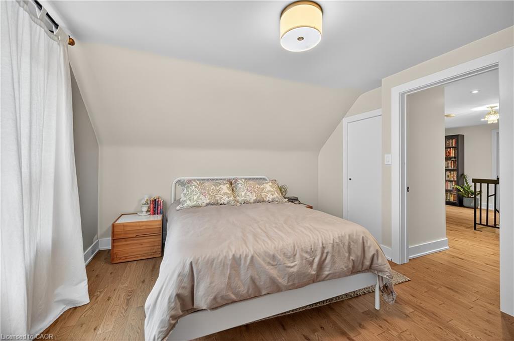 233 Townsend Avenue, Burlington, ON - Indoor Photo Showing Bedroom