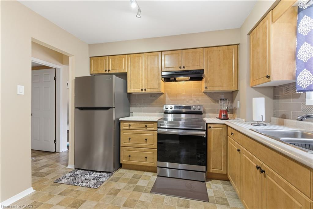 116-185 Denistoun Street, Welland, ON - Indoor Photo Showing Kitchen With Double Sink