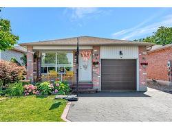 39 Marilyn Court Hamilton, ON L9B 2T5