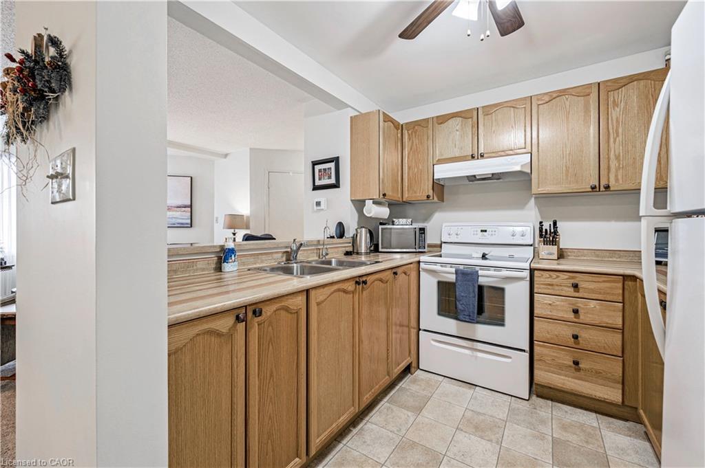 21-205 Highland Crescent, Kitchener, ON - Indoor Photo Showing Kitchen With Double Sink