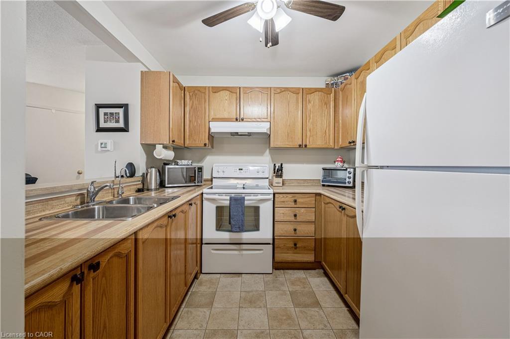 21-205 Highland Crescent, Kitchener, ON - Indoor Photo Showing Kitchen With Double Sink