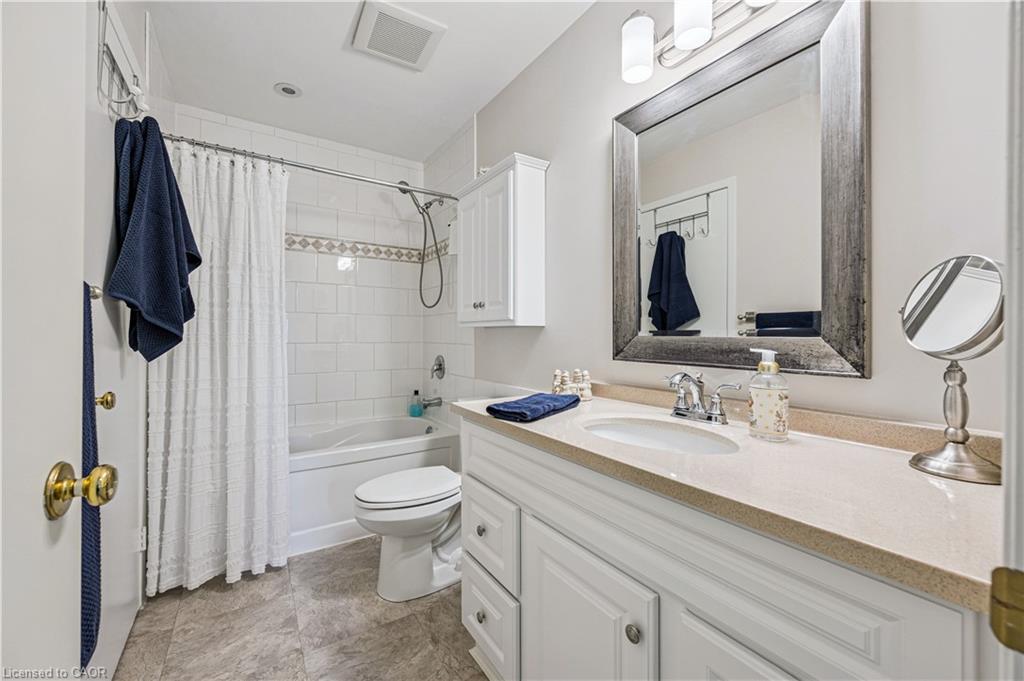 21-205 Highland Crescent, Kitchener, ON - Indoor Photo Showing Bathroom