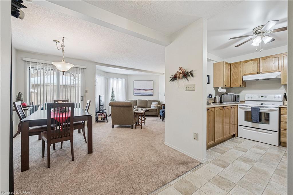 21-205 Highland Crescent, Kitchener, ON - Indoor Photo Showing Kitchen
