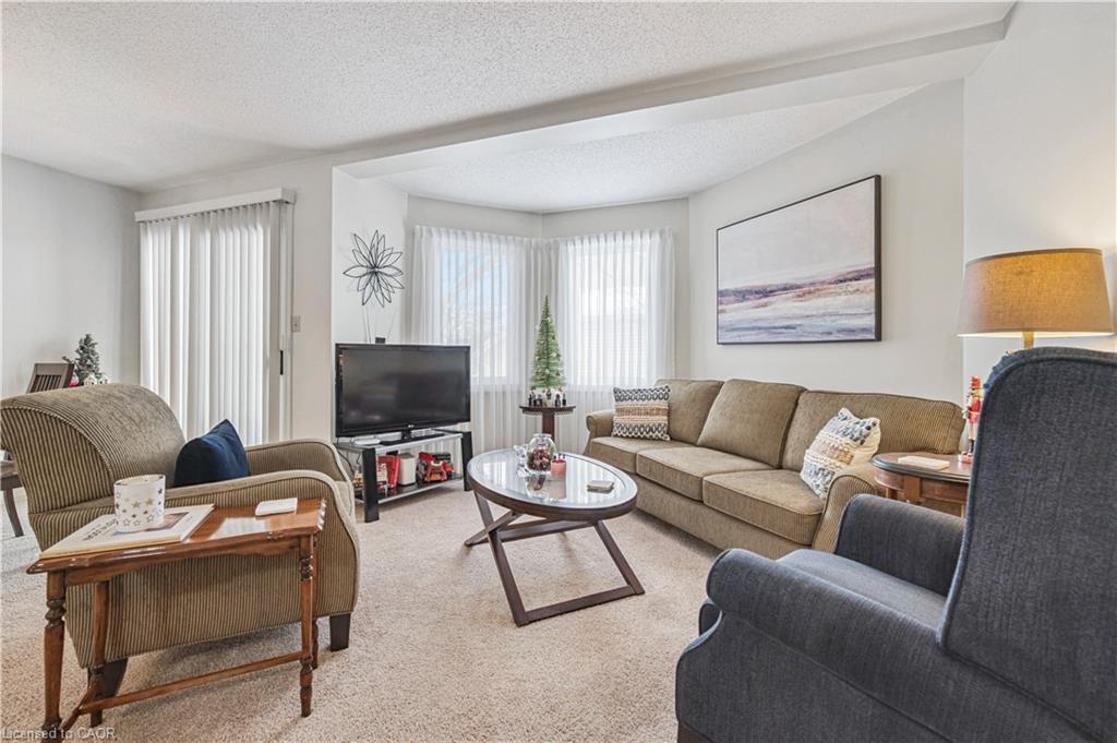21-205 Highland Crescent, Kitchener, ON - Indoor Photo Showing Living Room