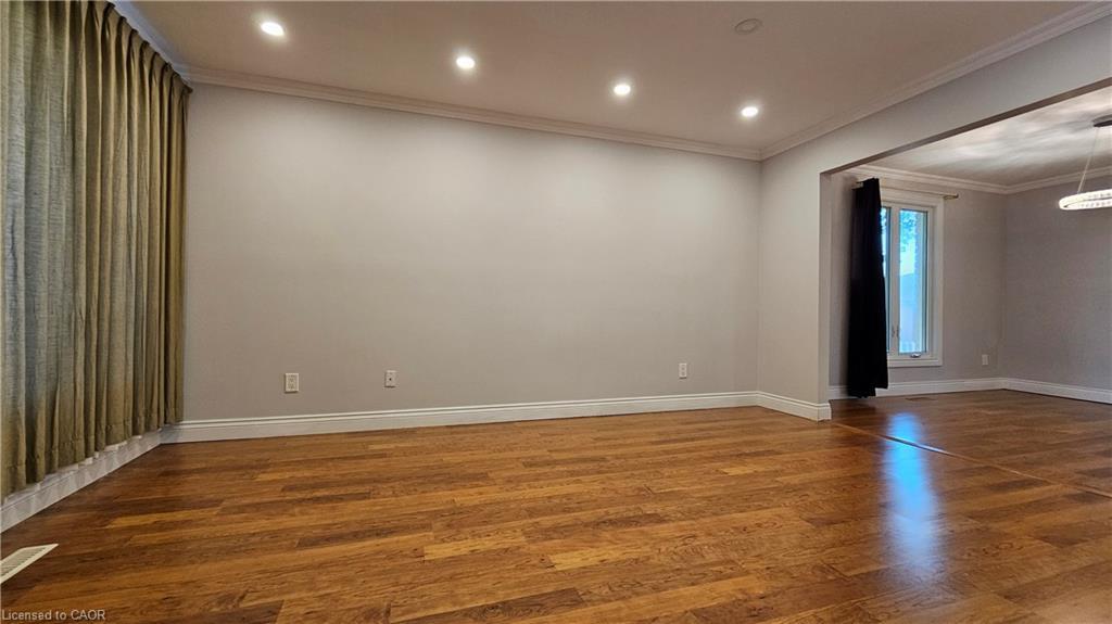 Upper-110 Abbot Drive, Hamilton, ON - Indoor Photo Showing Other Room