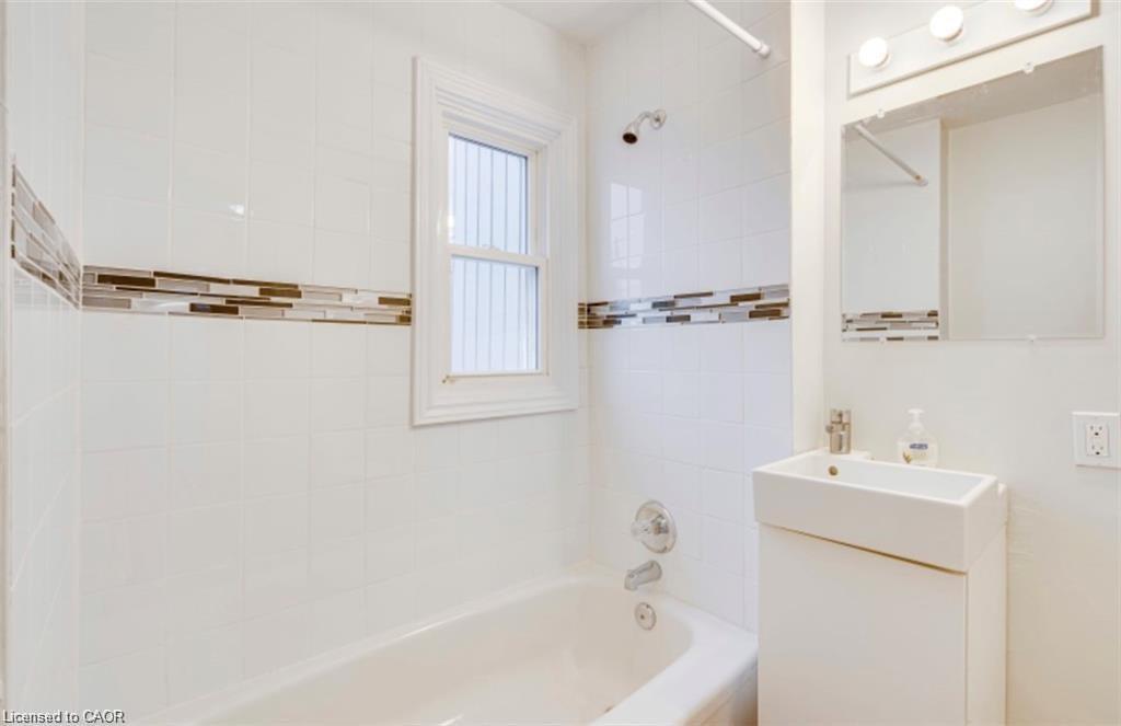 Upper-35 Albion Street, Brantford, ON - Indoor Photo Showing Bathroom