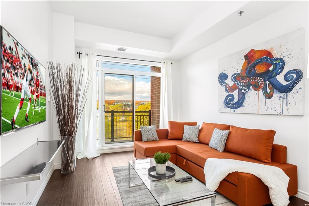 303-34 Plains Road, Burlington, ON - Indoor Photo Showing Living Room