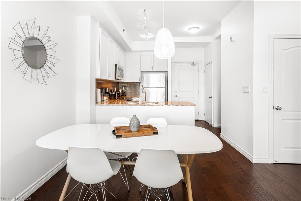 303-34 Plains Road, Burlington, ON - Indoor Photo Showing Dining Room