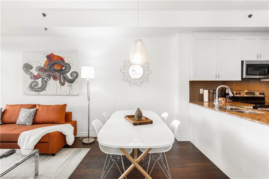 303-34 Plains Road, Burlington, ON - Indoor Photo Showing Dining Room