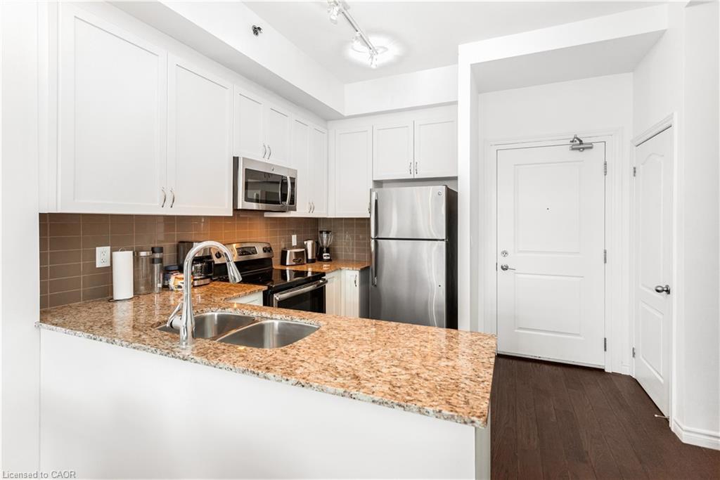 303-34 Plains Road, Burlington, ON - Indoor Photo Showing Kitchen With Stainless Steel Kitchen With Double Sink With Upgraded Kitchen