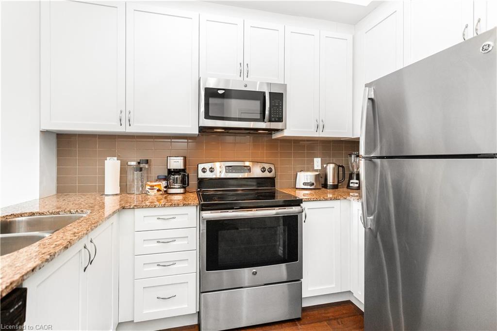 303-34 Plains Road, Burlington, ON - Indoor Photo Showing Kitchen With Stainless Steel Kitchen With Double Sink With Upgraded Kitchen
