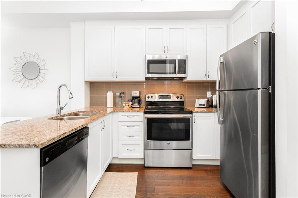 303-34 Plains Road, Burlington, ON - Indoor Photo Showing Kitchen With Stainless Steel Kitchen With Double Sink With Upgraded Kitchen