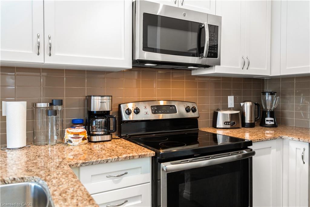 303-34 Plains Road, Burlington, ON - Indoor Photo Showing Kitchen With Stainless Steel Kitchen With Upgraded Kitchen