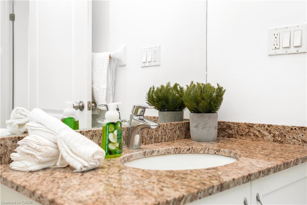 303-34 Plains Road, Burlington, ON - Indoor Photo Showing Bathroom