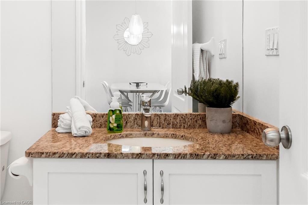 303-34 Plains Road, Burlington, ON - Indoor Photo Showing Bathroom