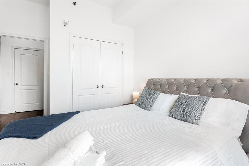 303-34 Plains Road, Burlington, ON - Indoor Photo Showing Bedroom