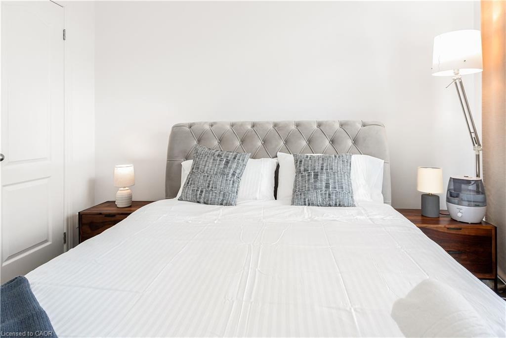 303-34 Plains Road, Burlington, ON - Indoor Photo Showing Bedroom