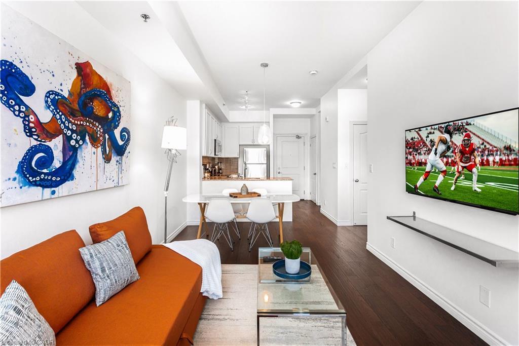 303-34 Plains Road, Burlington, ON - Indoor Photo Showing Living Room