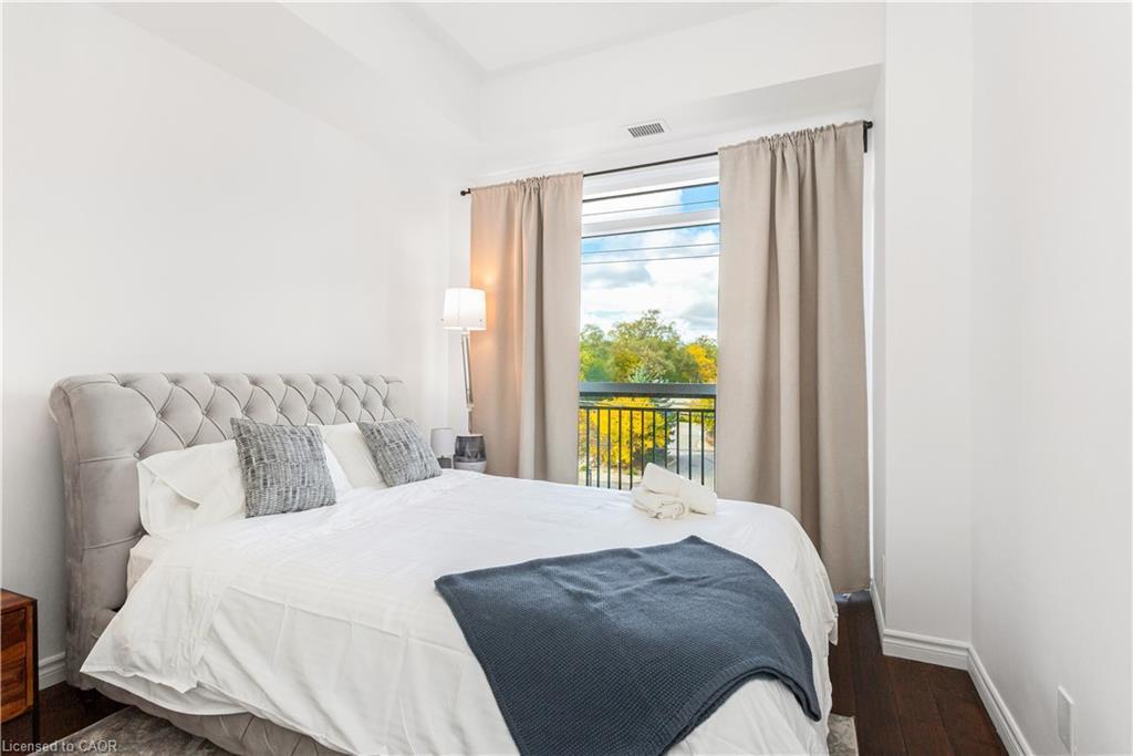 303-34 Plains Road, Burlington, ON - Indoor Photo Showing Bedroom