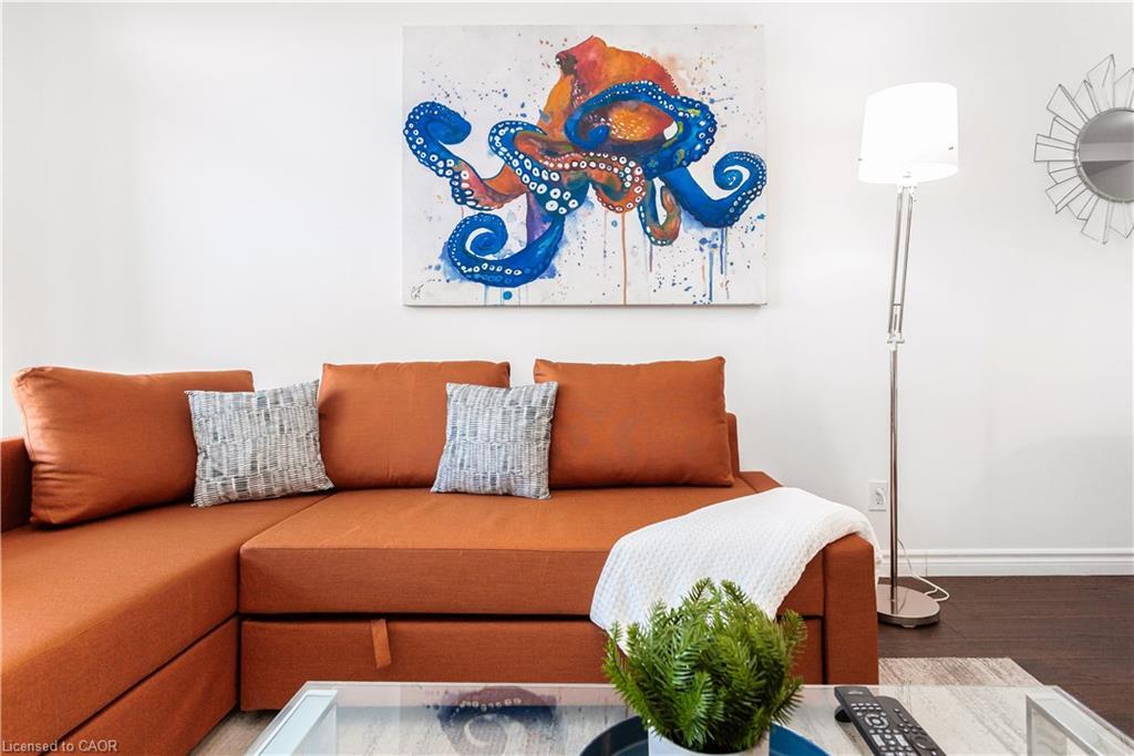 303-34 Plains Road, Burlington, ON - Indoor Photo Showing Living Room