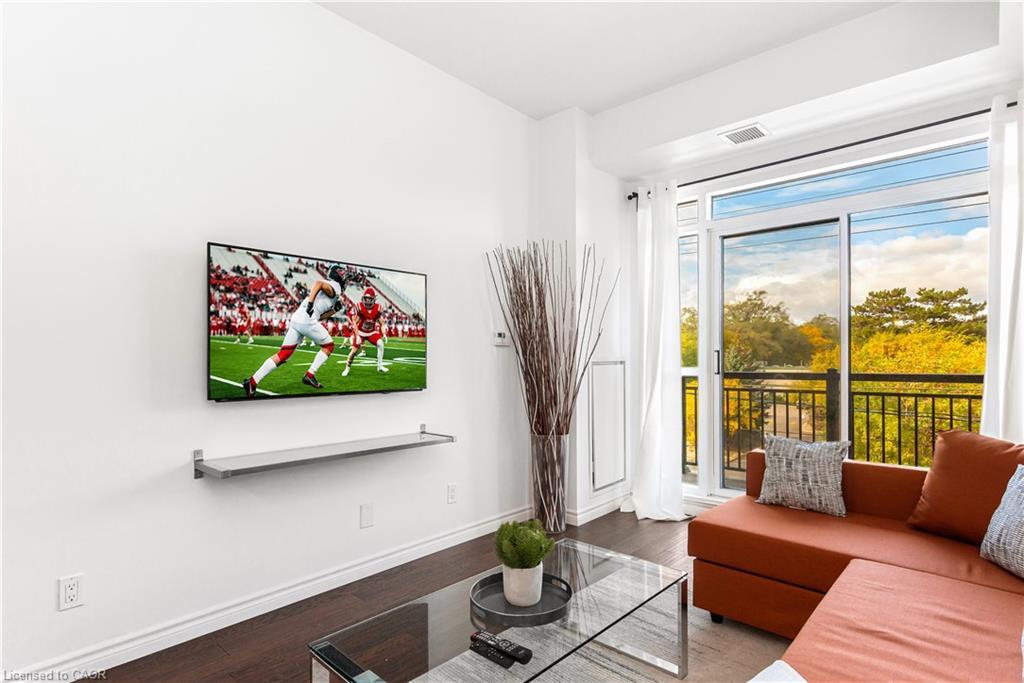 303-34 Plains Road, Burlington, ON - Indoor