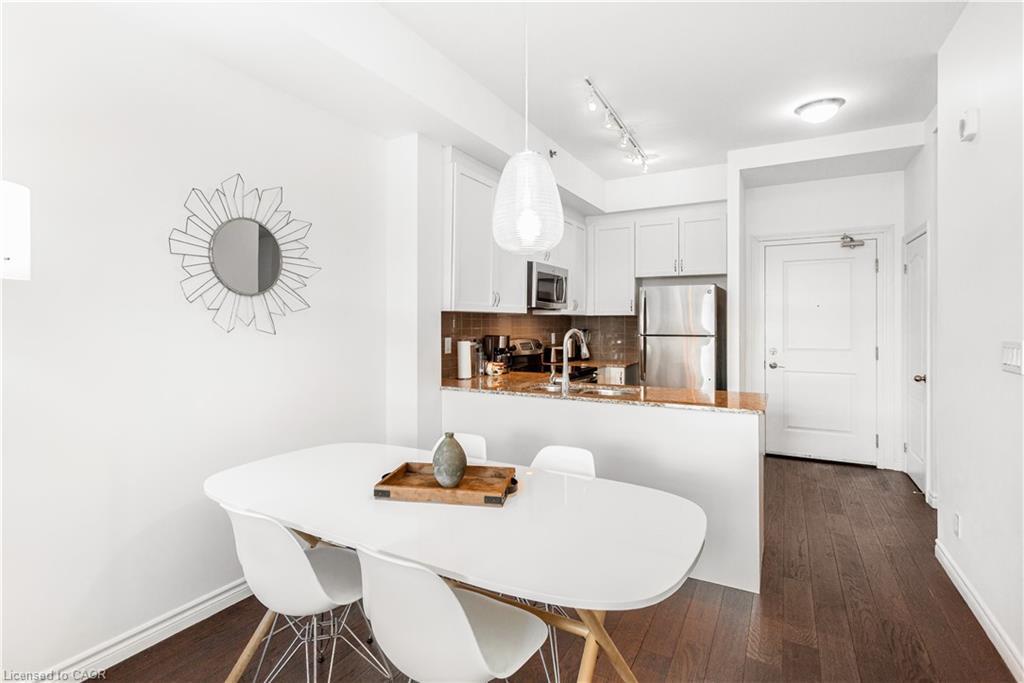 303-34 Plains Road, Burlington, ON - Indoor Photo Showing Dining Room