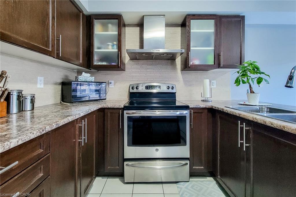 81 Odonnel Drive, Binbrook, ON - Indoor Photo Showing Kitchen With Upgraded Kitchen