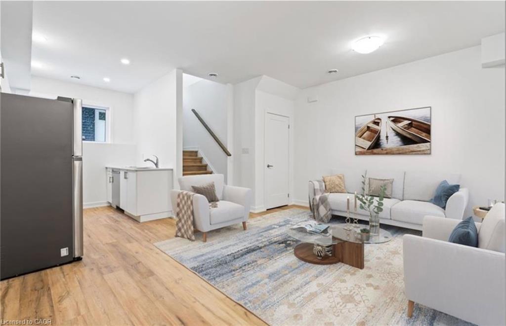 314-781 Clare Avenue, Welland, ON - Indoor Photo Showing Living Room