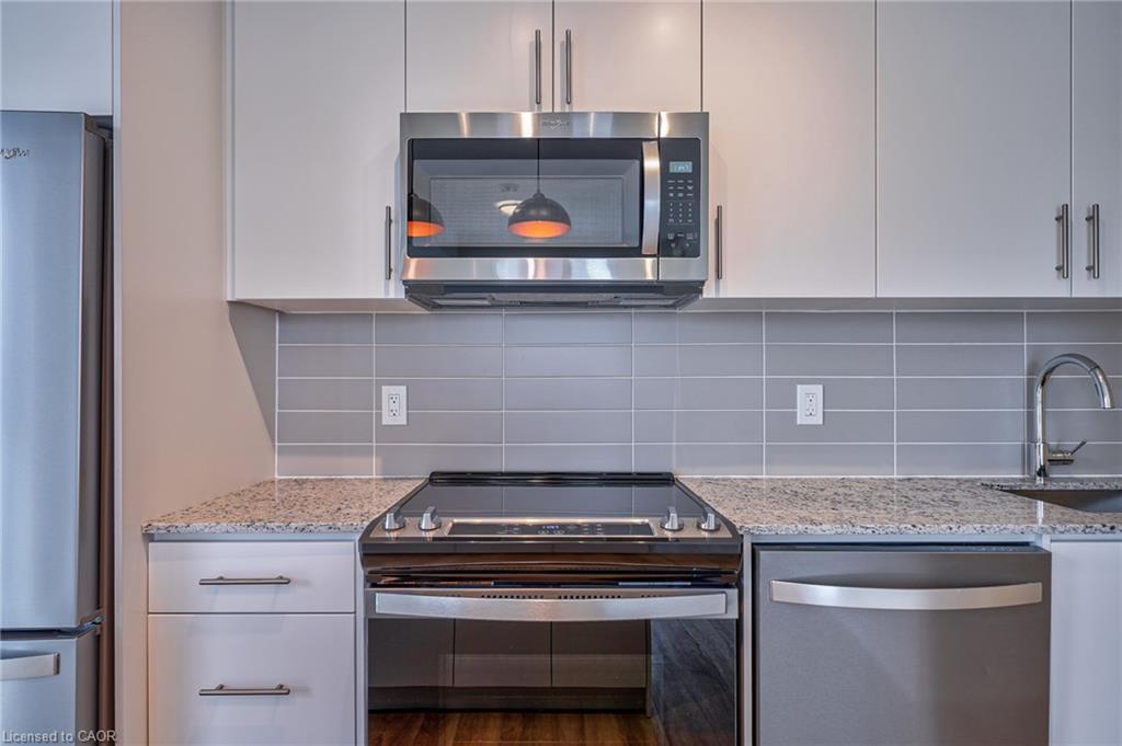 403-345 Wheat Boom Drive, Oakville, ON - Indoor Photo Showing Kitchen With Upgraded Kitchen