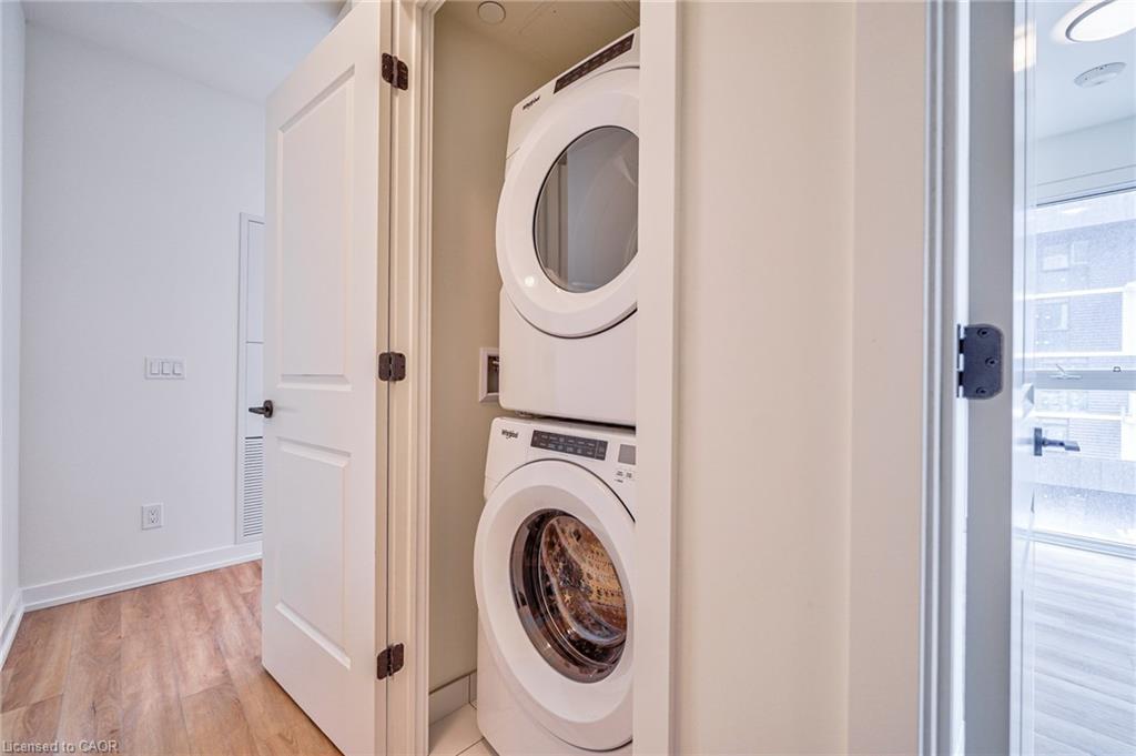 403-345 Wheat Boom Drive, Oakville, ON - Indoor Photo Showing Laundry Room