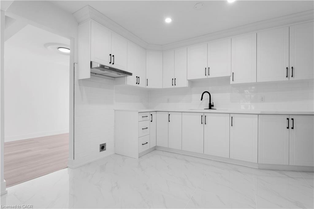 Upper-17 Old Coach Road, St. Catharines, ON - Indoor Photo Showing Kitchen