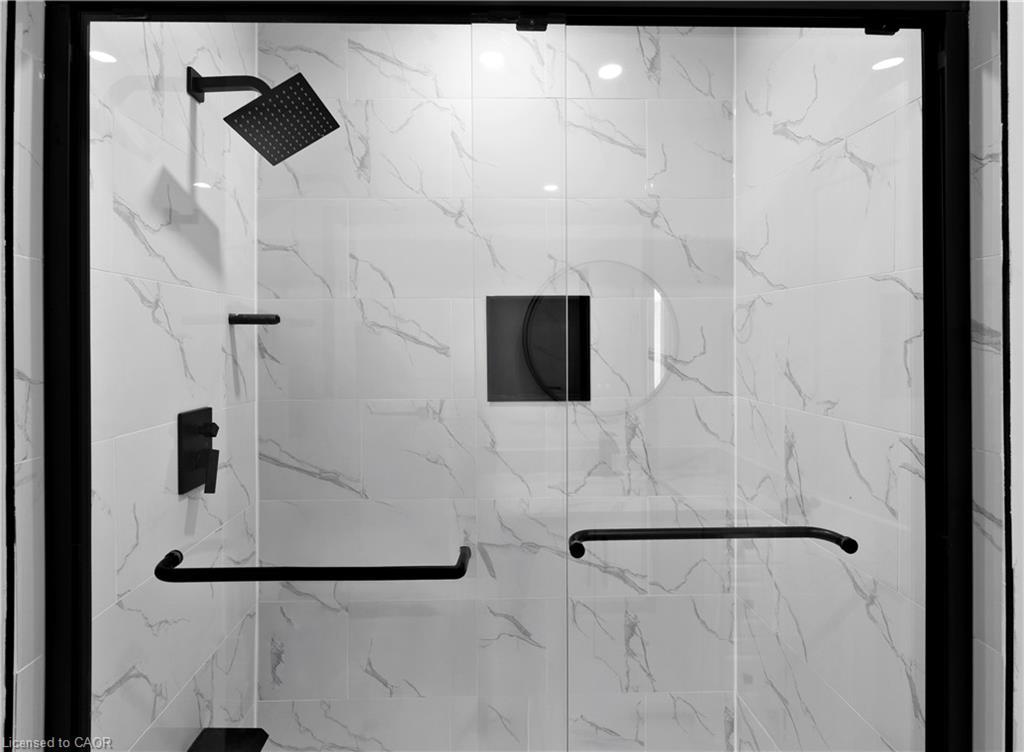 Upper-17 Old Coach Road, St. Catharines, ON - Indoor Photo Showing Bathroom