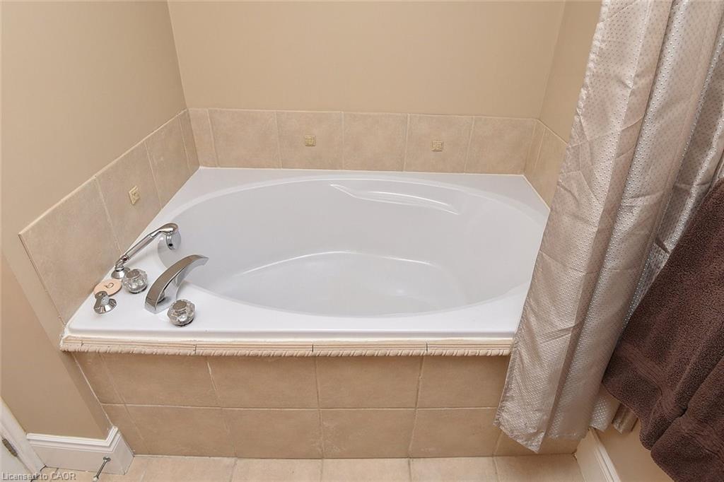 20-1245 Stephenson Drive, Burlington, ON - Indoor Photo Showing Bathroom