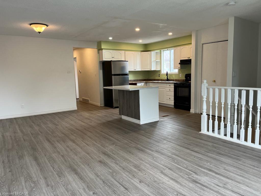 Main-38 Mayfair Drive, Welland, ON - Indoor Photo Showing Kitchen