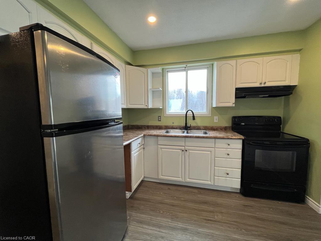 Main-38 Mayfair Drive, Welland, ON - Indoor Photo Showing Kitchen With Double Sink