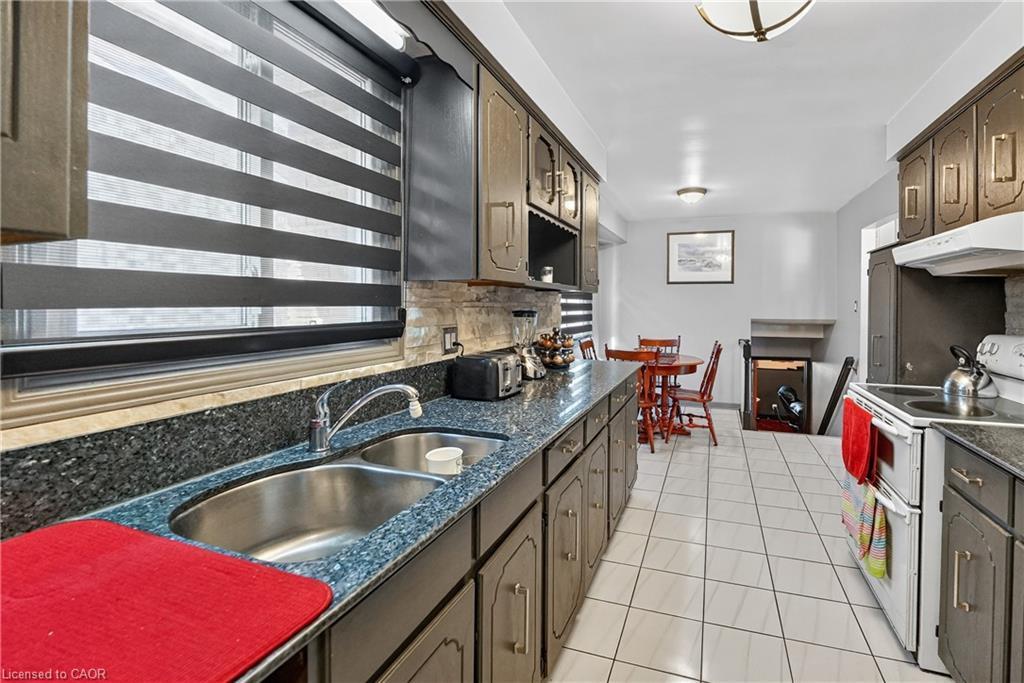 6186 Delta Drive, Niagara Falls, ON - Indoor Photo Showing Kitchen With Double Sink
