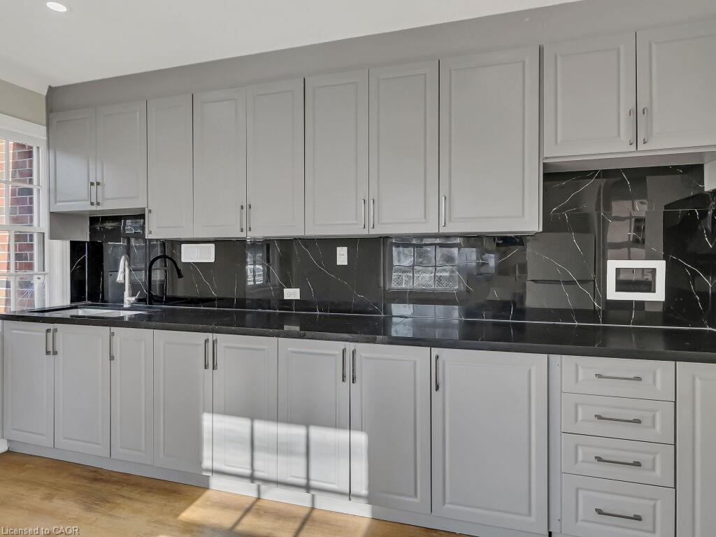 860 Vine Street, Cambridge, ON - Indoor Photo Showing Kitchen