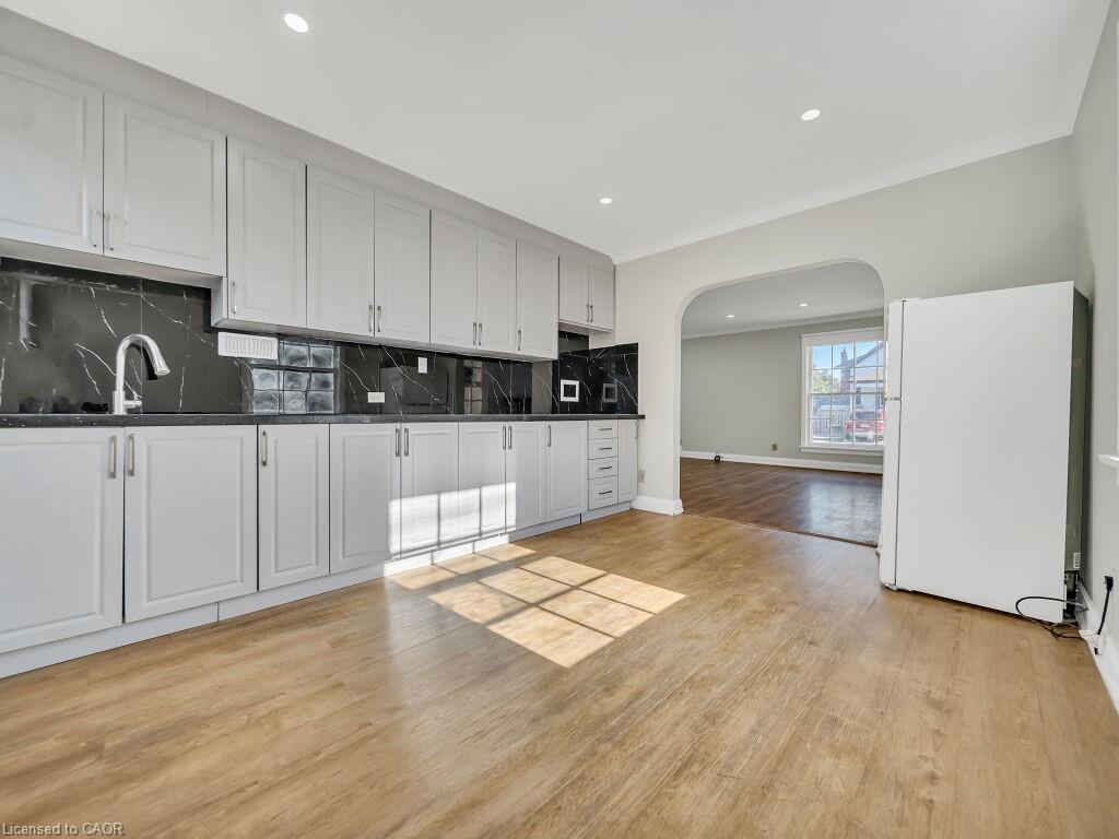 860 Vine Street, Cambridge, ON - Indoor Photo Showing Kitchen