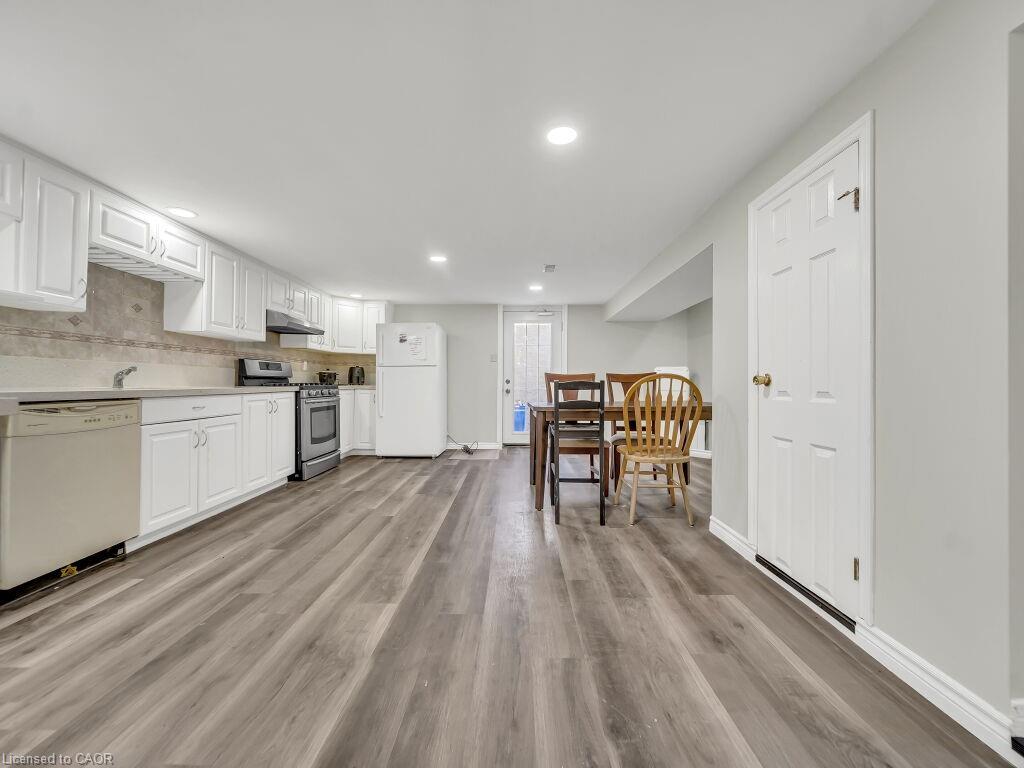 860 Vine Street, Cambridge, ON - Indoor Photo Showing Kitchen