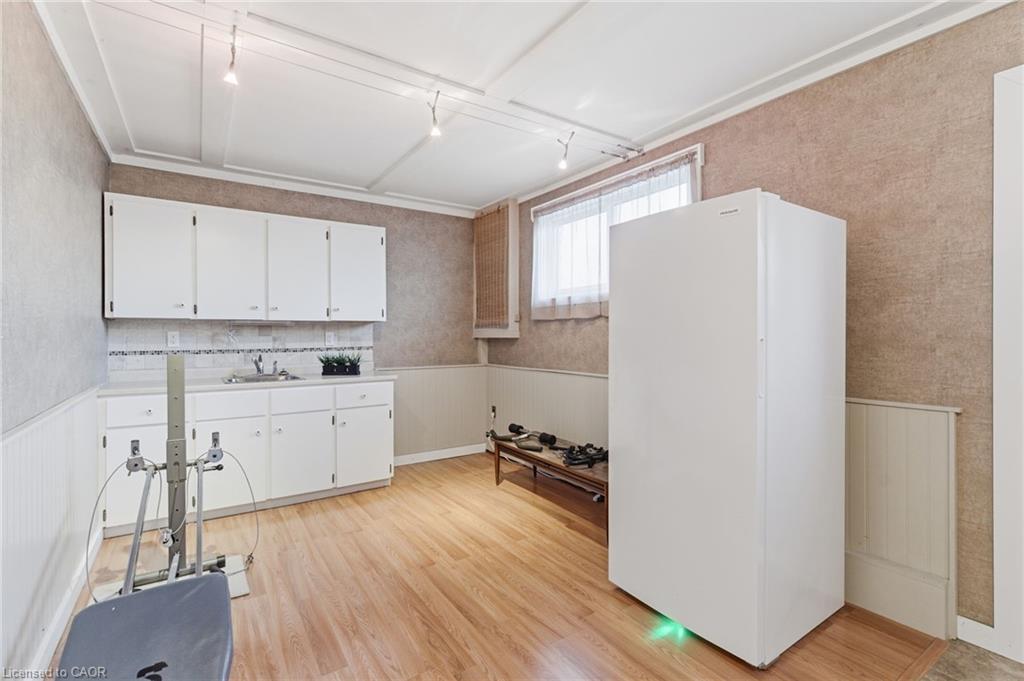 2540 Merritt Road, Thorold, ON - Indoor Photo Showing Kitchen